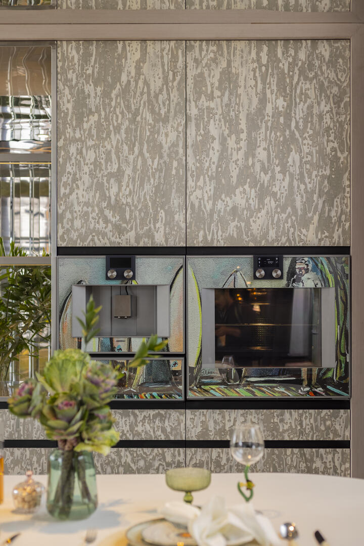 LUIS ESCOBAR - Elegancia atemporal