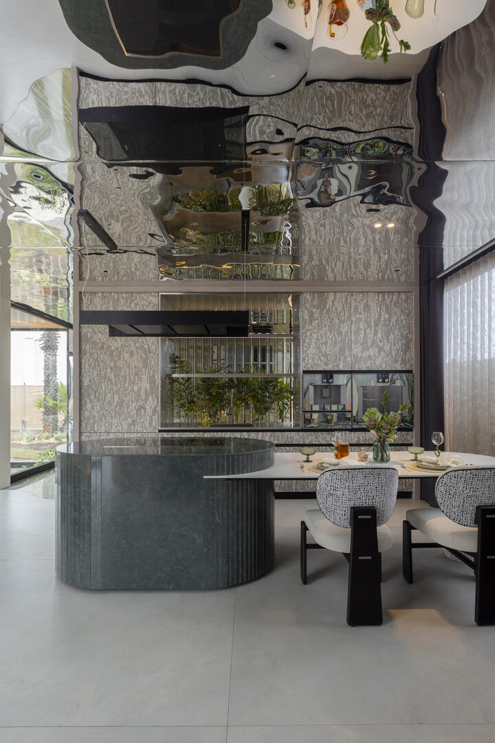 LUIS ESCOBAR - Sofisticación técnica